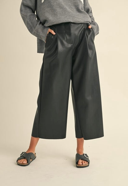 faux leather crop pant / black