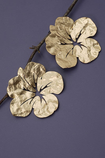 hammered gold flower earrings // gold matte